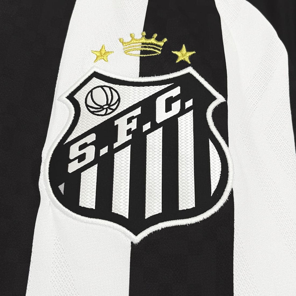 Detalhe do escudo bordado do Santos FC na Camisa II 25/26 Masculina