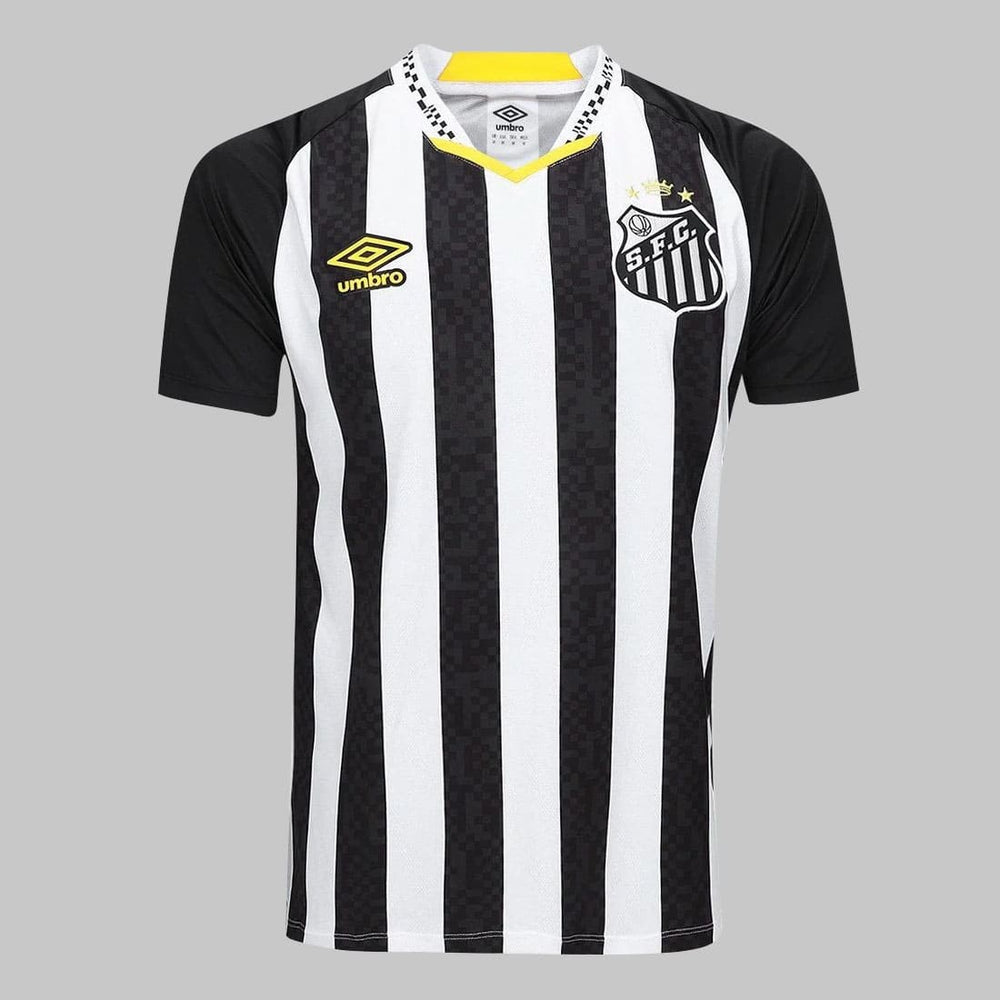 Camisa Santos II 25/26 Masculina vista frontal com listras pretas e brancas e escudo bordado