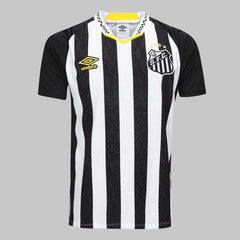 Camisa Santos II 25/26 Masculina vista frontal com listras pretas e brancas e escudo bordado