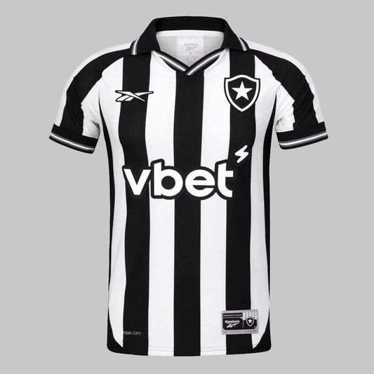 Camisa Botafogo Home 2025 frente – modelo preto e branco com escudo em alto-relevo