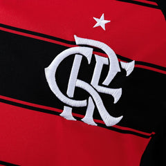 Detalhe do escudo bordado da Camisa Flamengo I 25/26 Torcedor Masculina.