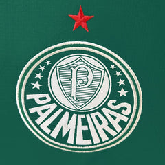 Escudo do Palmeiras na Camisa Home 2025 feminina em close.