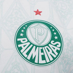 Escudo do Palmeiras em close na Camisa Away 2025