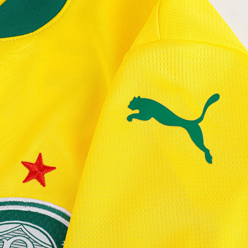 Detalhe do escudo da fornecedora esportiva na Camisa Palmeiras Terceira 2025 masculina.