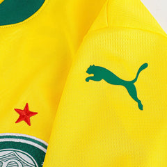 Detalhe do escudo da fornecedora esportiva na Camisa Palmeiras Terceira 2025 masculina.