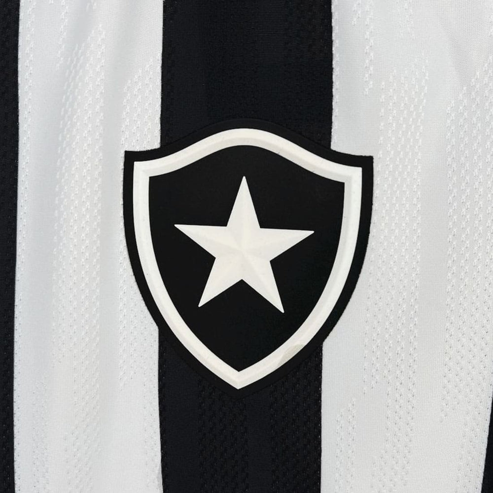 Escudo do Botafogo em alto-relevo na Camisa Home 2025