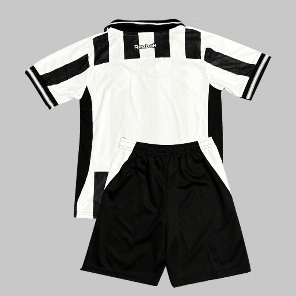 Camisa infantil Botafogo Home 25/26 vista de costas com listras preto e branco.
