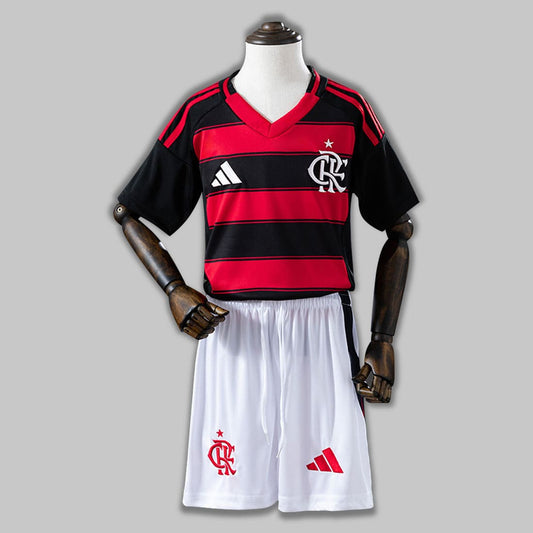 Kit Infantil Flamengo I 25/26 com camisa vermelha e preta e short branco visto de frente
