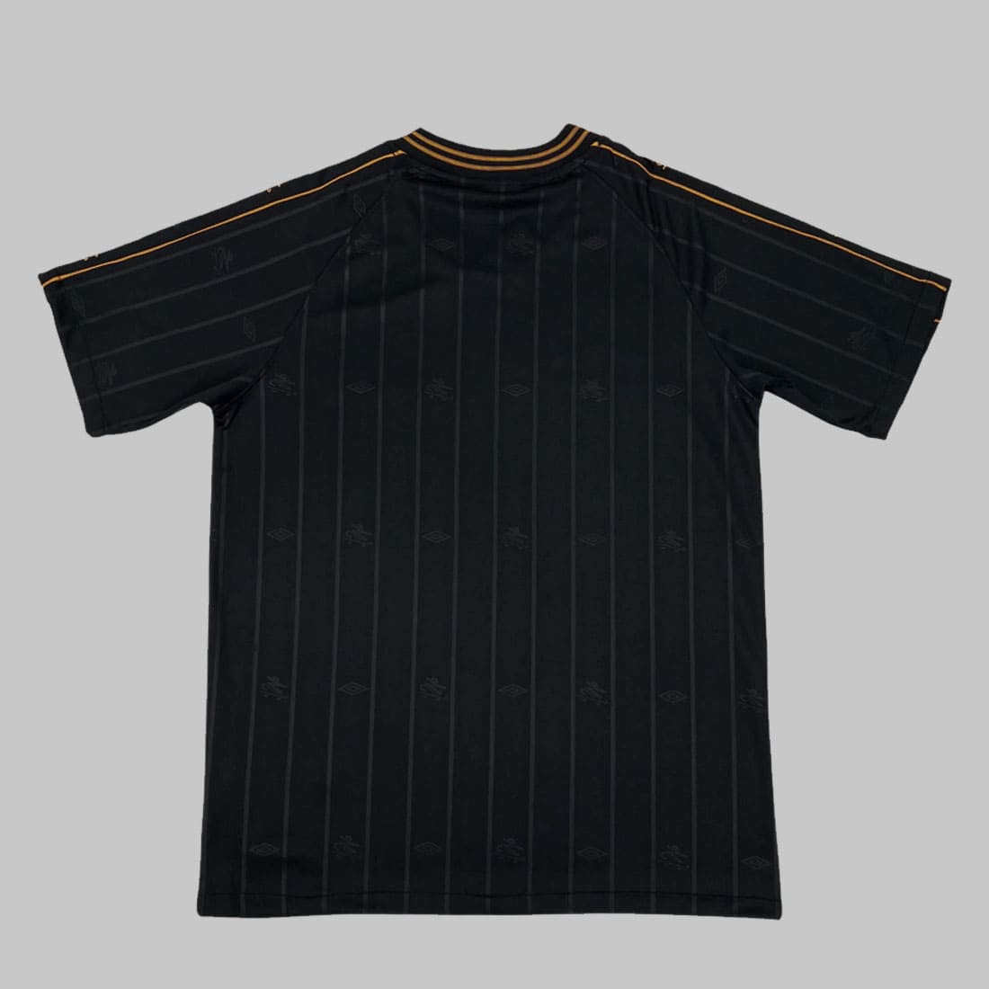 Vista traseira da Camisa Santos Charlie Brown Jr 2025 preta com grafismos urbanos