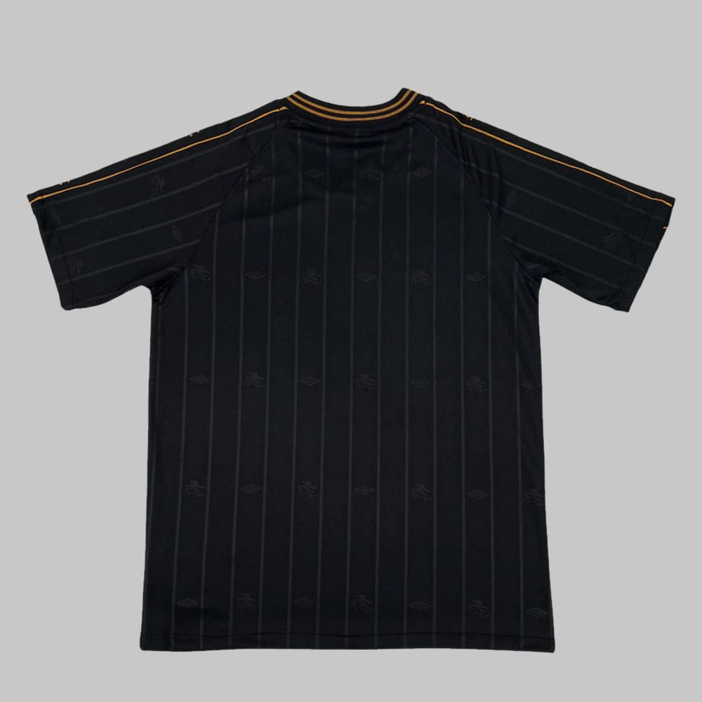 Vista traseira da Camisa Santos Charlie Brown Jr 2025 preta com grafismos urbanos