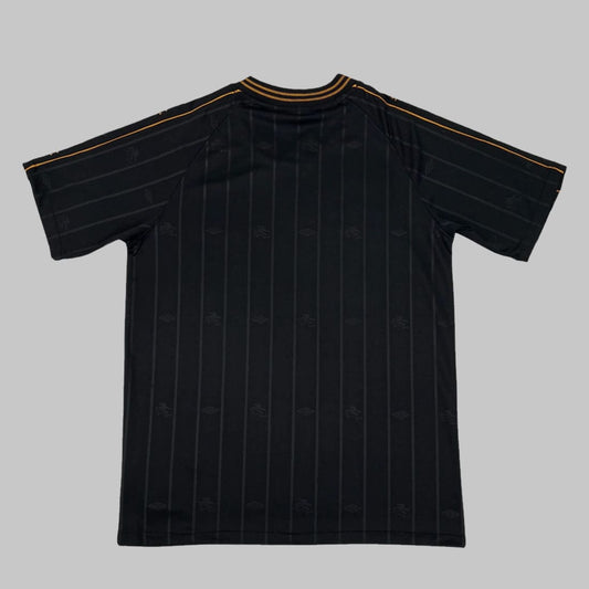 Vista traseira da Camisa Santos Charlie Brown Jr 2025 preta com grafismos urbanos