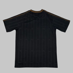 Vista traseira da Camisa Santos Charlie Brown Jr 2025 preta com grafismos urbanos