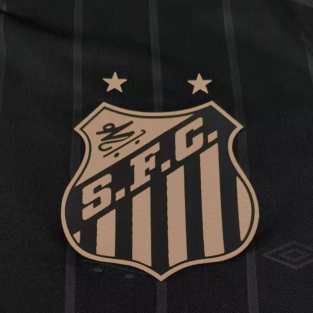 Detalhe do escudo do Santos e logomarca Charlie Brown Jr na camisa edição limitada 2025