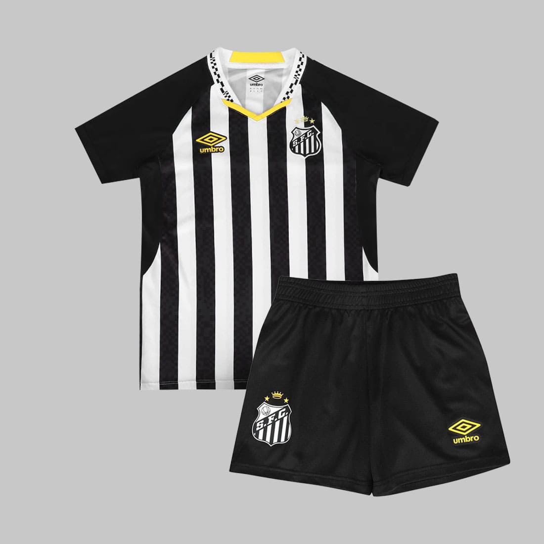 Camisa Santos II 25/26 Infantil vista frontal com listras pretas e brancas e escudo do Peixão