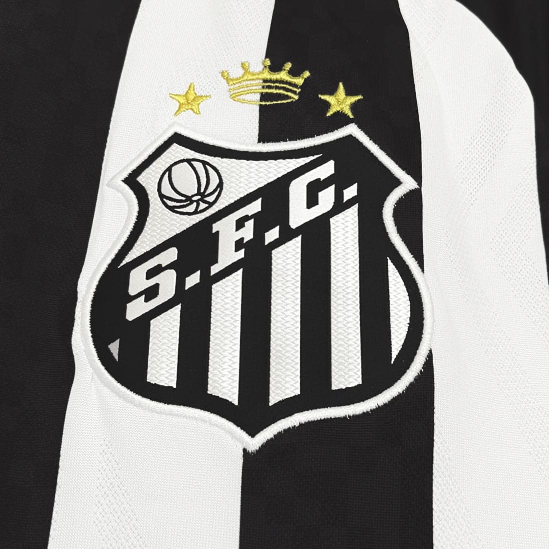 Detalhe do escudo bordado do Santos FC na Camisa II 25/26 Masculina