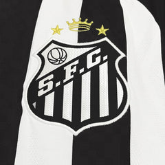 Detalhe do escudo bordado do Santos FC na Camisa II 25/26 Masculina