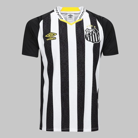 Camisa Santos II 25/26 Masculina vista frontal com listras pretas e brancas e escudo bordado
