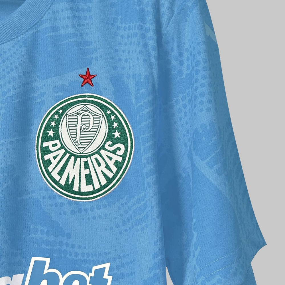 Detalhe da camisa de goleiro Palmeiras 2025 logo