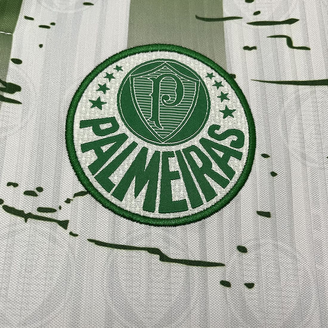camisa palmeiras retrô modelo 2 branca detalhe do escudo palmeiras bordado