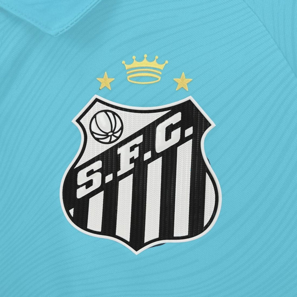 Detalhe do escudo bordado do Santos FC na Camisa III 25/26 Feminina