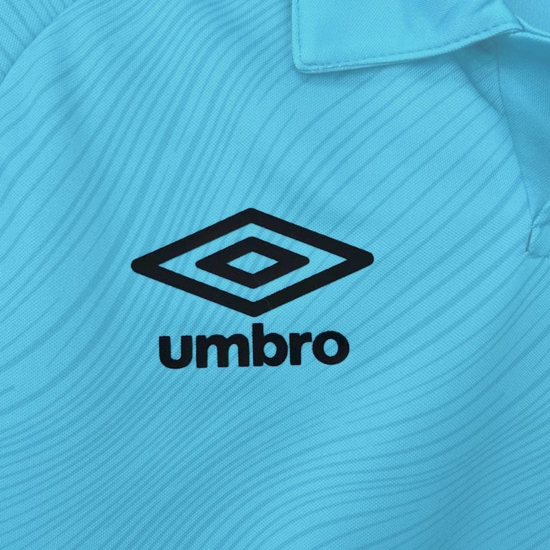 Logo da fornecedora Umbro na Camisa Santos III 25/26 Feminina