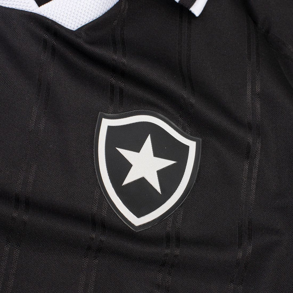 Detalhe do escudo do Botafogo na Camisa II 25/26