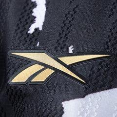 Logo Reebok dourado da Camisa Botafogo Fourth 25/26 em detalhe