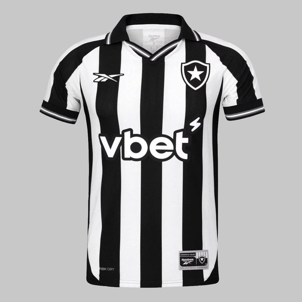 Camisa Botafogo Home 2025 frente – modelo preto e branco com escudo em alto-relevo