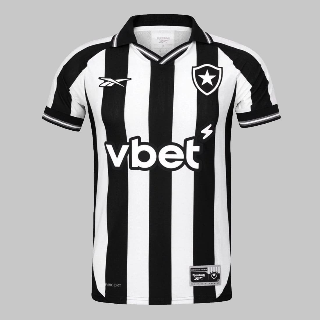 Camisa Botafogo Home 2025 frente – modelo preto e branco com escudo em alto-relevo