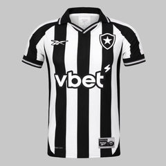 Camisa Botafogo Home 2025 frente – modelo preto e branco com escudo em alto-relevo