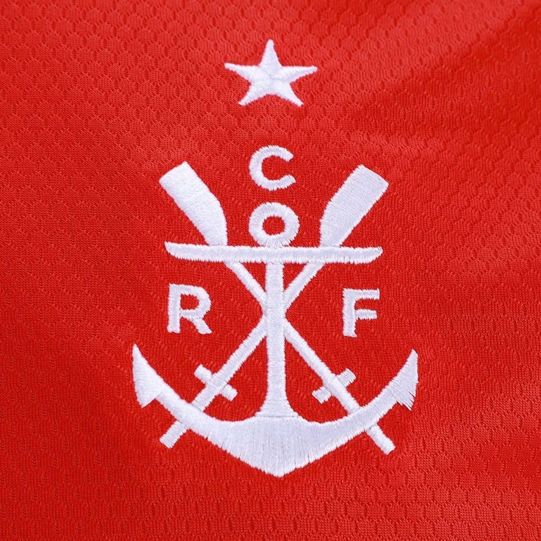 Close do escudo do Flamengo bordado na Camisa Goleiro III 2025