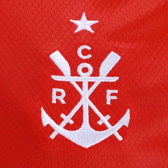 Close do escudo do Flamengo bordado na Camisa Goleiro III 2025