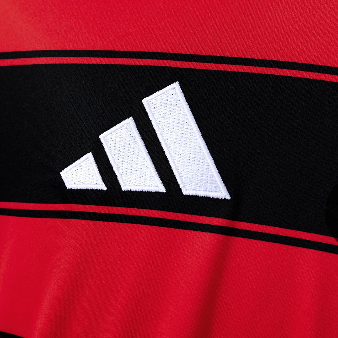 Detalhe do escudo Adidas bordado da Camisa Flamengo I 25/26 Torcedor Masculina.