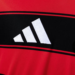Detalhe do escudo Adidas bordado da Camisa Flamengo I 25/26 Torcedor Masculina.