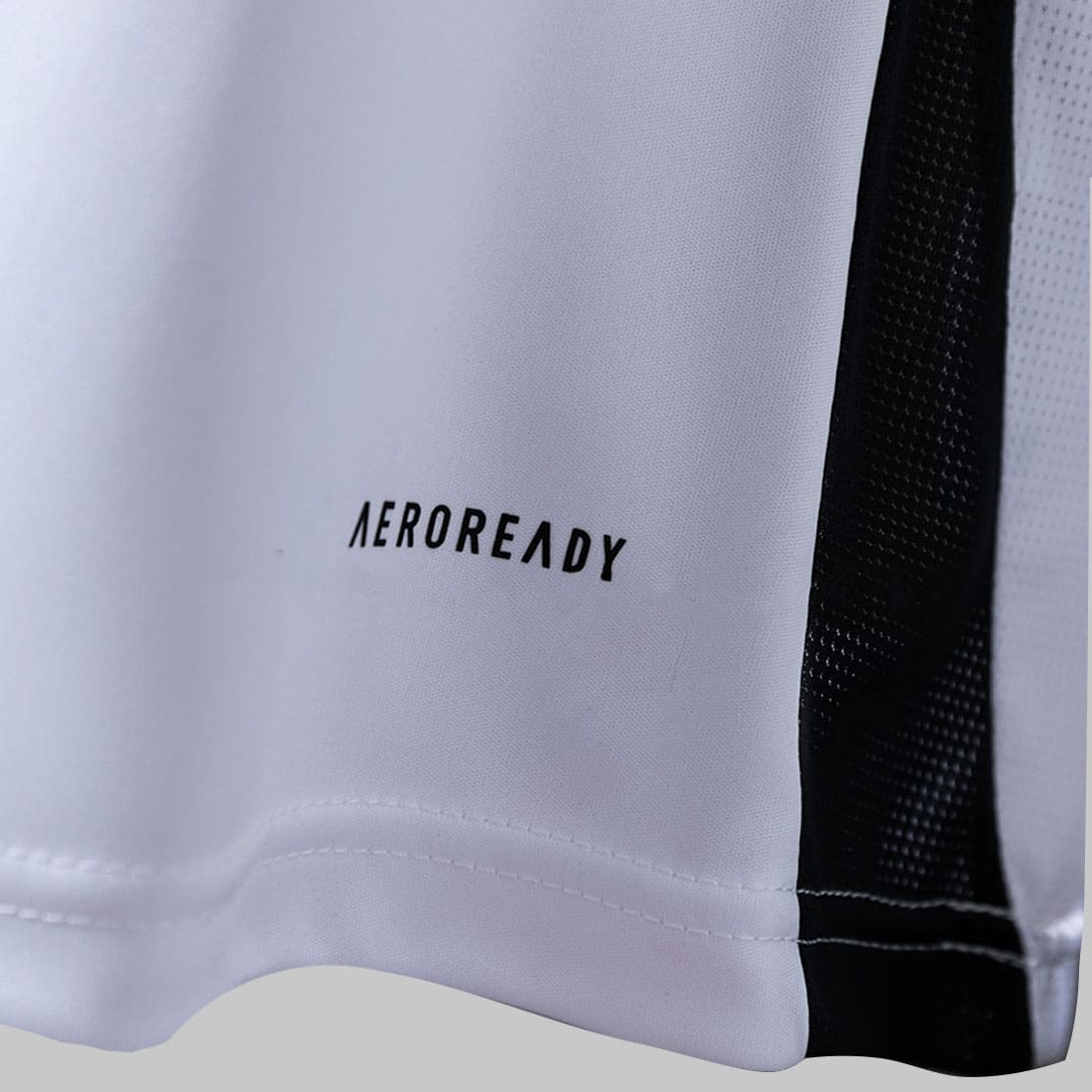 Detalhe do tecido com tecnologia Aeroready da Camisa Flamengo II 25/26.