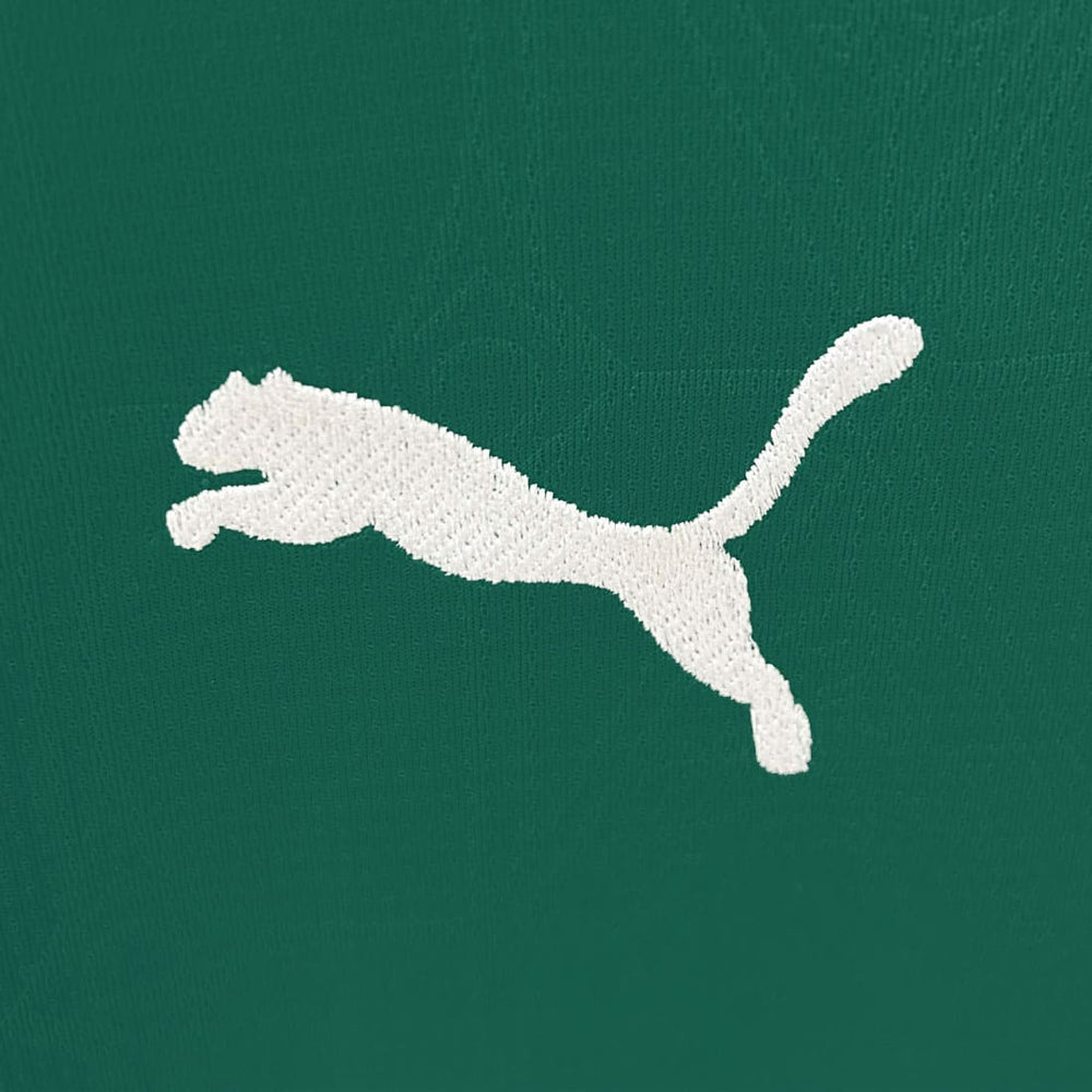 Detalhe do escudo da fornecedora esportiva na Camisa Home Palmeiras 2025 feminina.