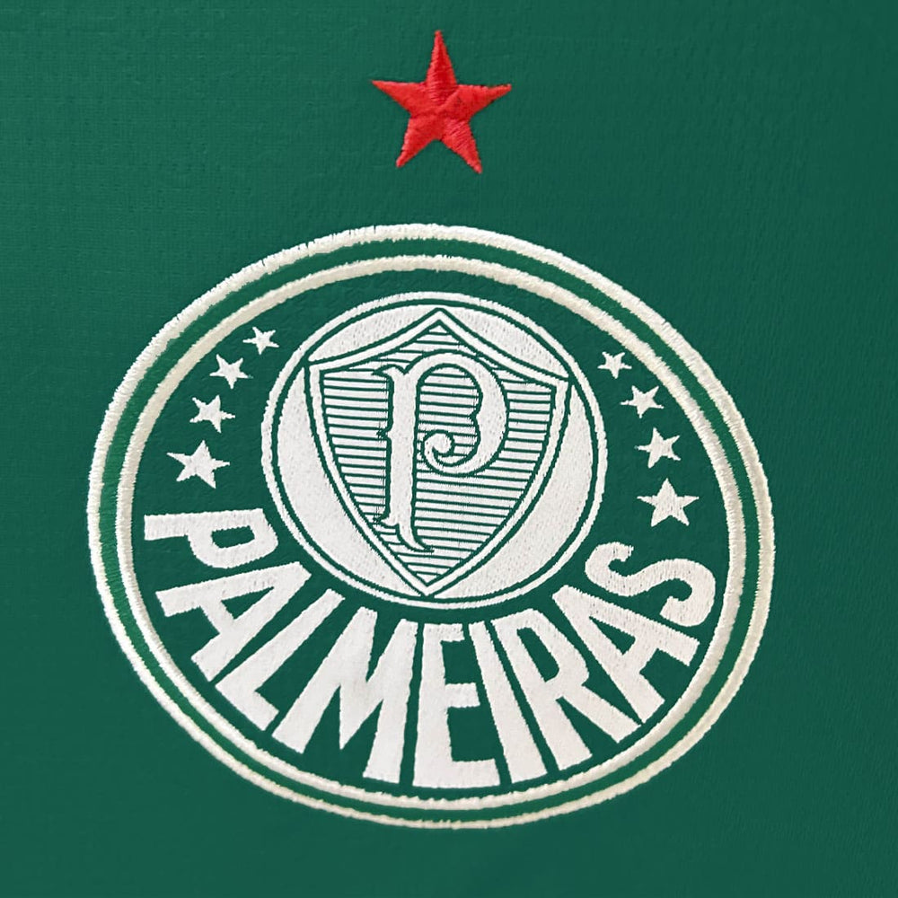 Escudo do Palmeiras na Camisa Home 2025 feminina em close.