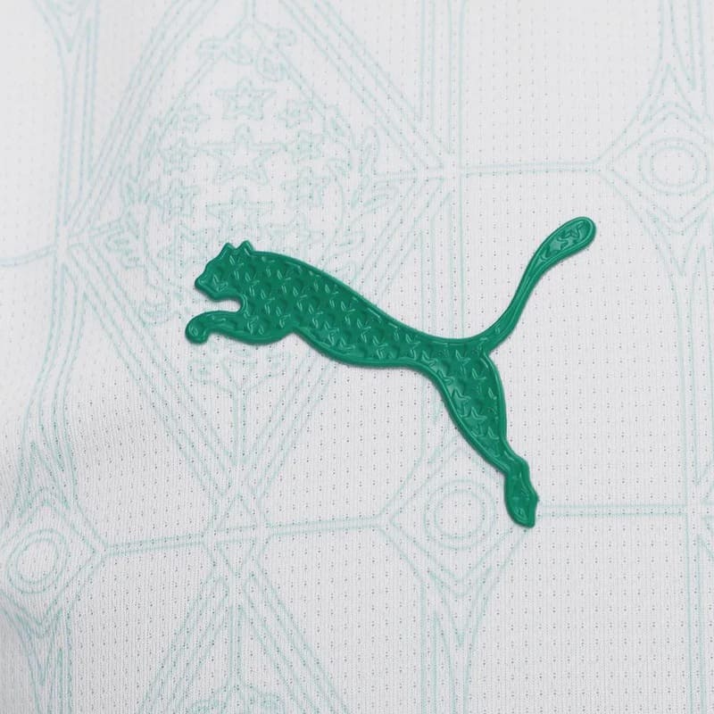 Detalhe do escudo da fornecedora esportiva na Camisa Palmeiras Away 2025