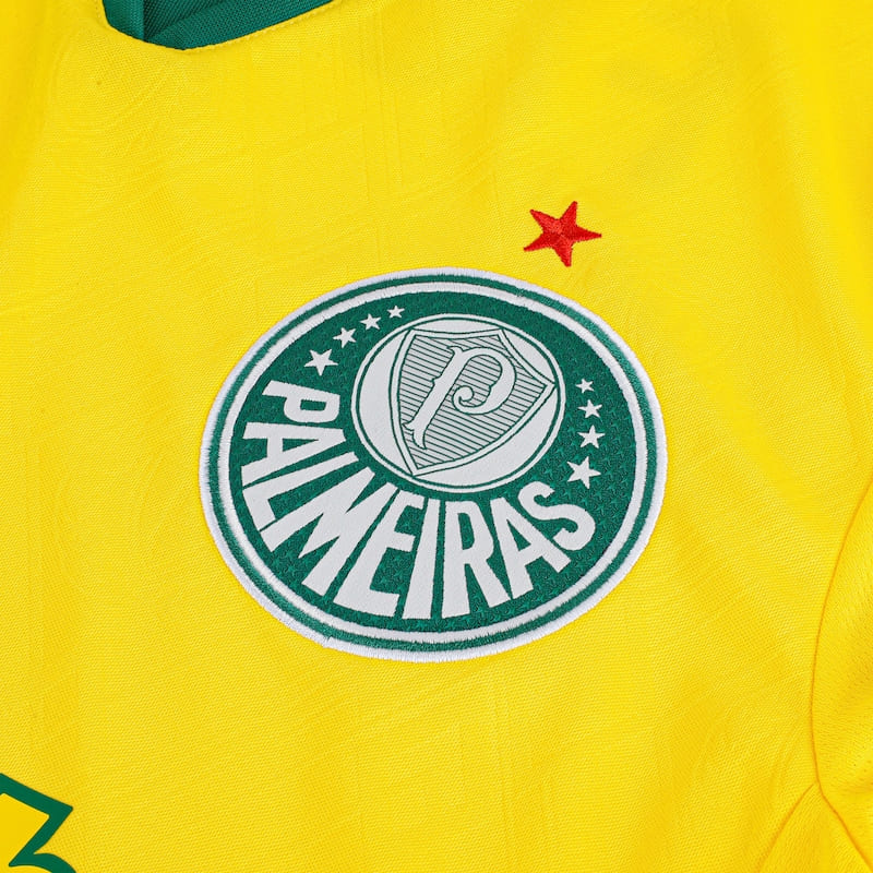 Escudo do Palmeiras em destaque na Camisa Terceira 2025 masculina.