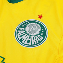 Escudo do Palmeiras em destaque na Camisa Terceira 2025 masculina.