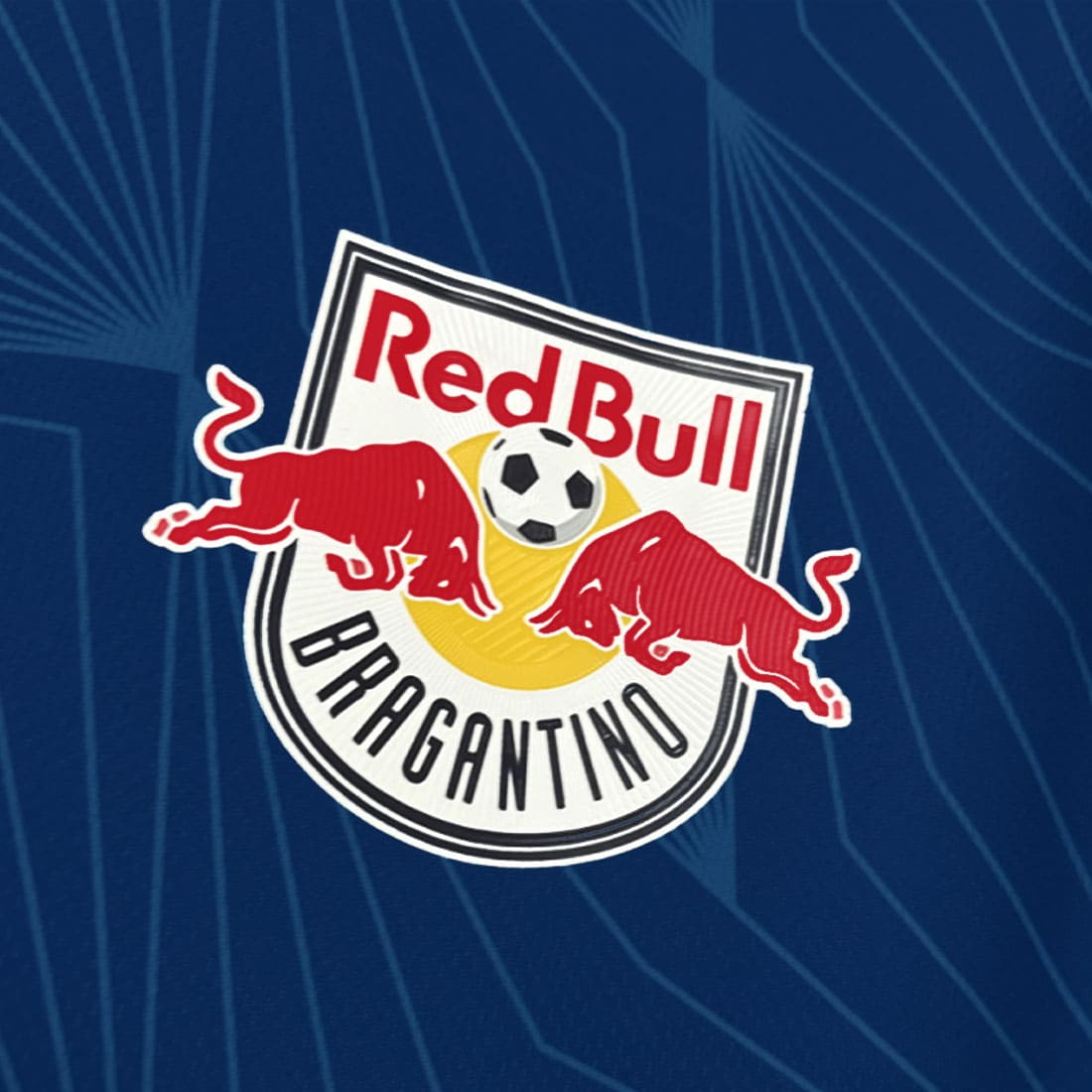 Detalhe do escudo da Camisa Red Bull Bragantino 2025 azul"