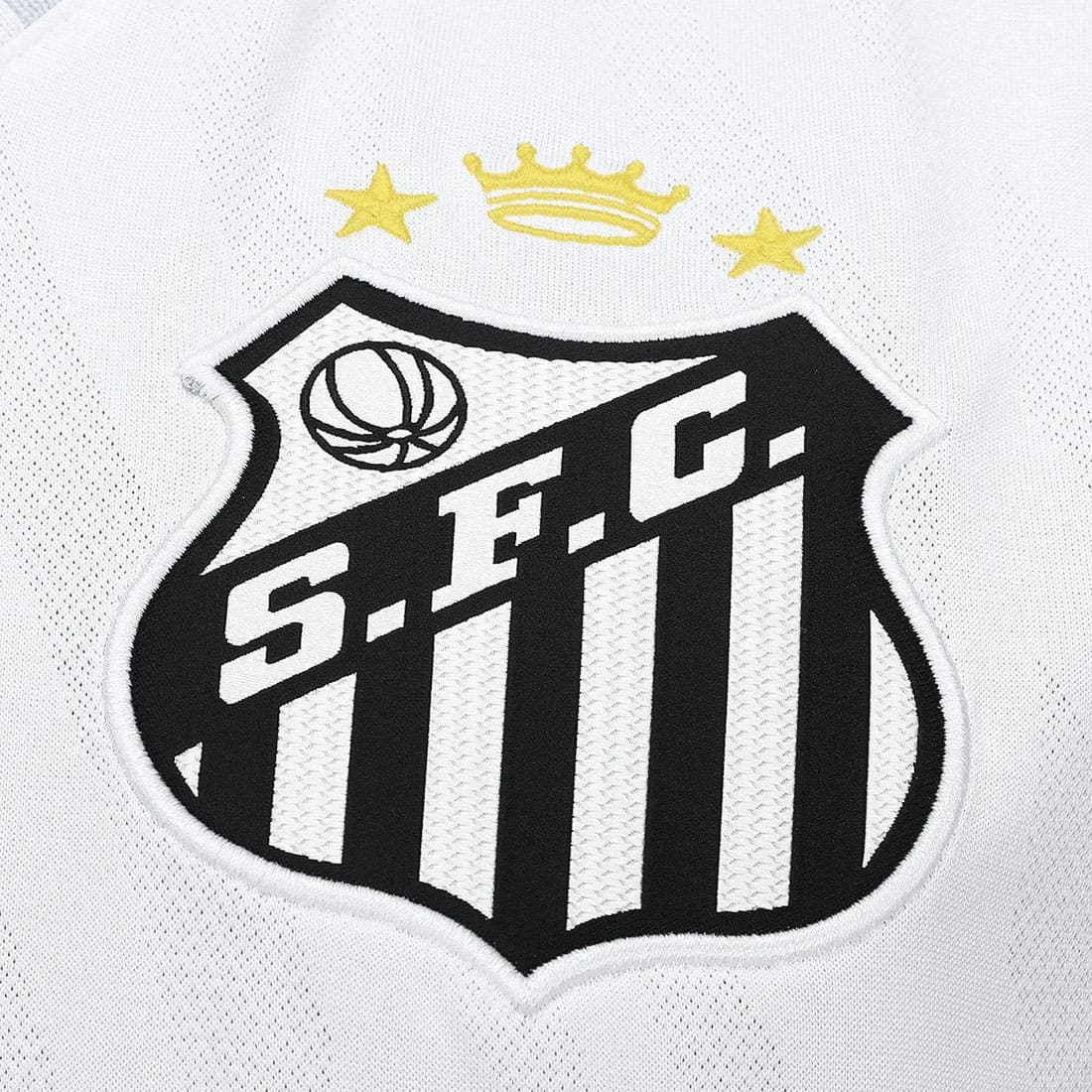 Escudo em patch da Camisa Santos Home 25/26 branca