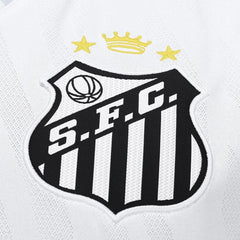 Escudo em patch da Camisa Santos Home 25/26 branca