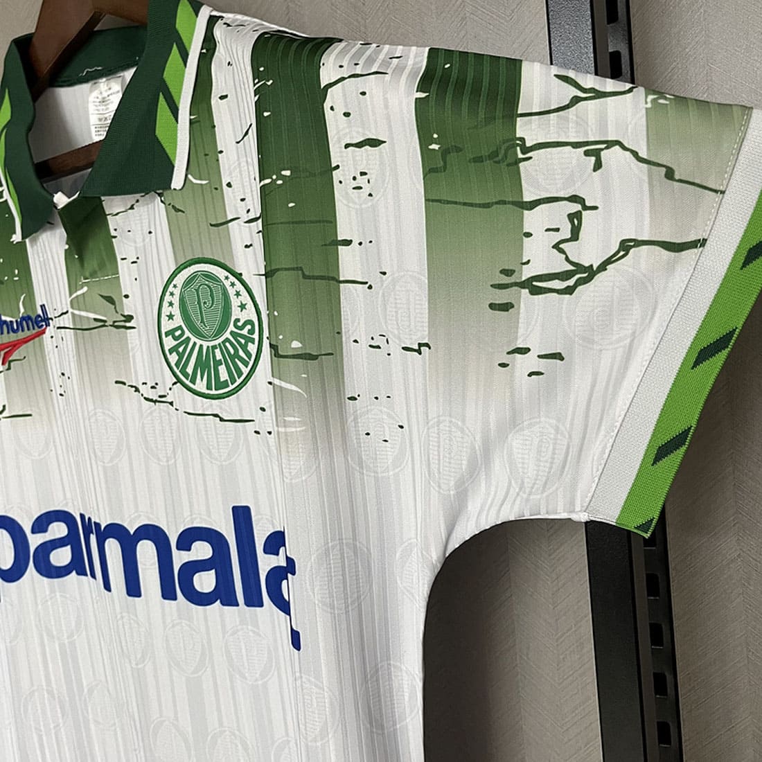 camisa palmeiras retrô modelo 2 branca vista lateral com detalhes em verde