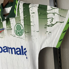 camisa palmeiras retrô modelo 2 branca vista lateral com detalhes em verde