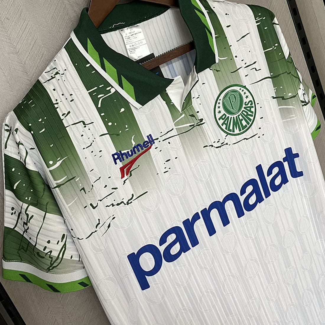 camisa palmeiras retrô modelo II branca vista lateral com detalhes em verde