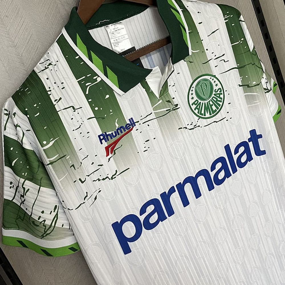 camisa palmeiras retrô modelo II branca vista lateral com detalhes em verde
