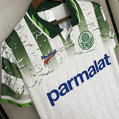 camisa palmeiras retrô modelo II branca vista lateral com detalhes em verde