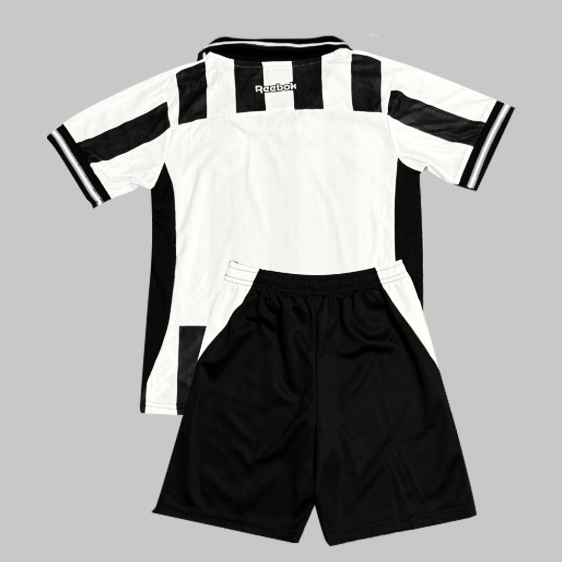 Camisa infantil Botafogo Home 25/26 vista de costas com listras preto e branco.