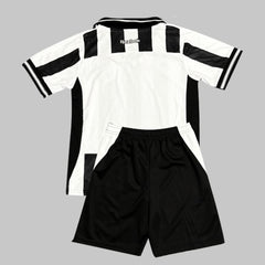 Camisa infantil Botafogo Home 25/26 vista de costas com listras preto e branco.